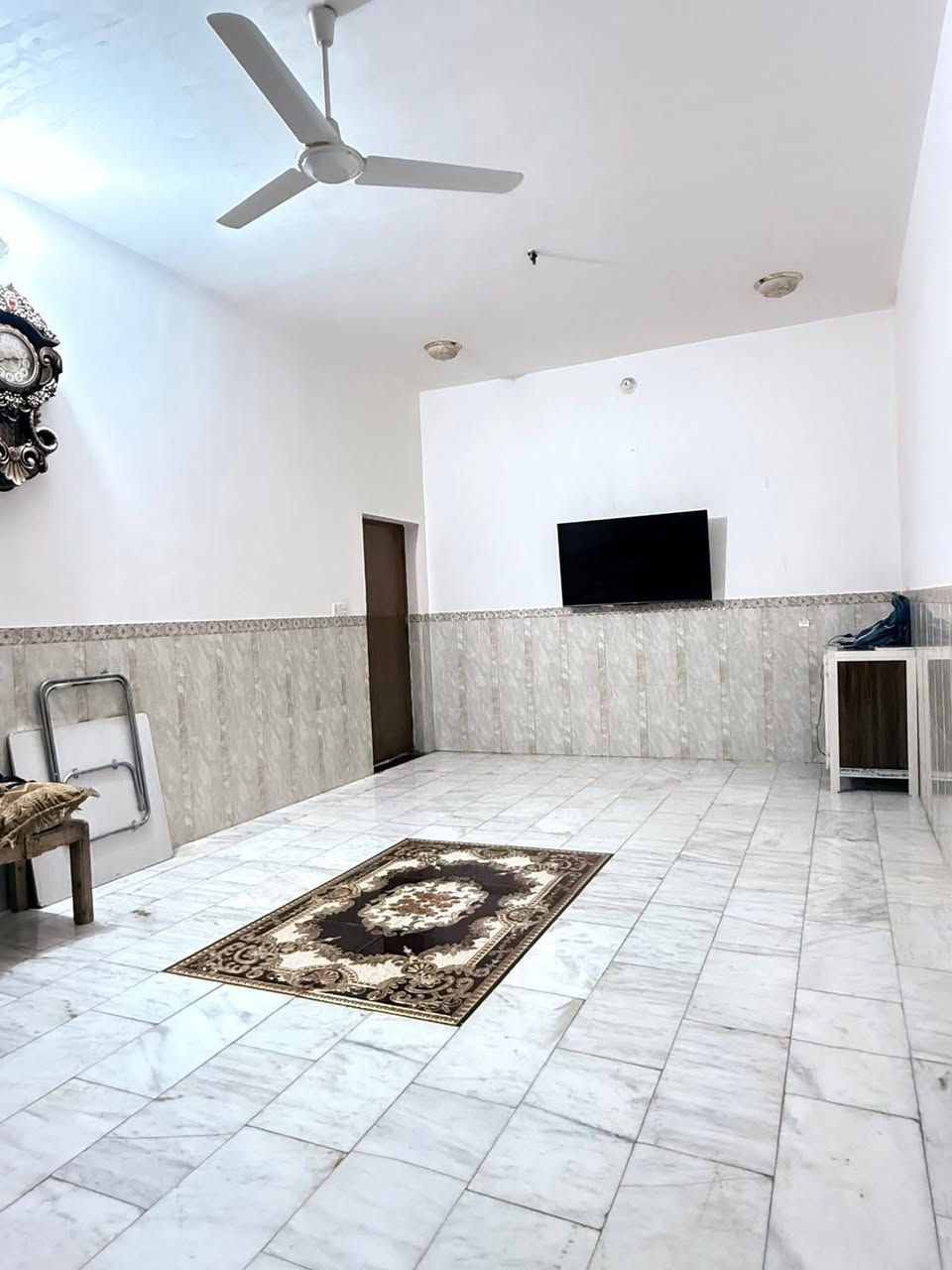 البيت للبيع طابو صرف المساحه 300متر بناء حديث 2غرف نوم صاله 4/9ستقبال 4/8مطبخ حار +مطبخ بارد مجمع صحيات داخلي وخارجي موقع البيت على ساحه منتزه خدمات ماء وكهرباء ومجاري علمن ان سقف البيت صب كونكريت +رباط للأستفسار اتصل على رقم ***********
