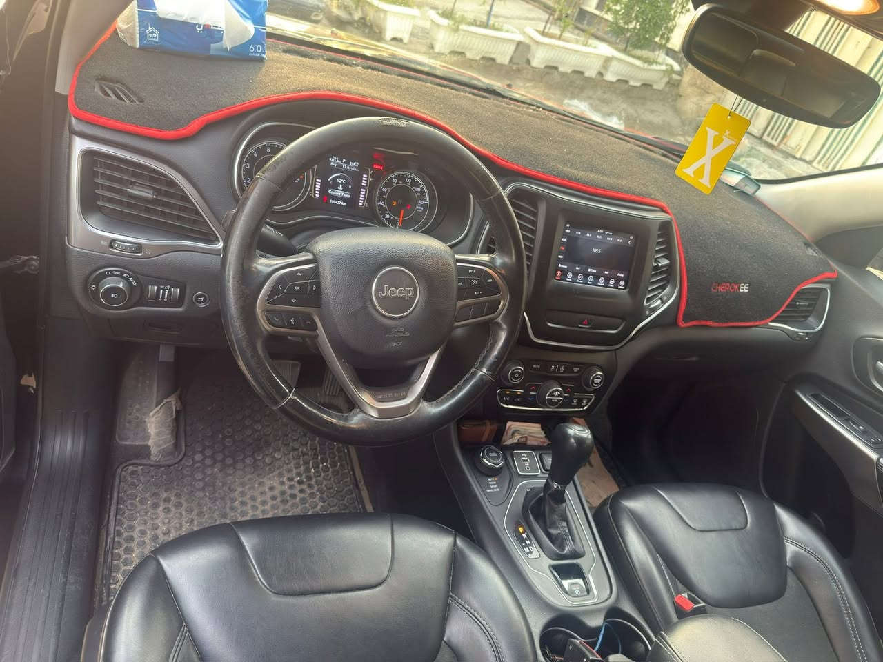 موديل 2019 محرك 3.2 للبيع بيه نواقص بسيطه بالصدر *********** تحويل مباشر باسمي السياره
