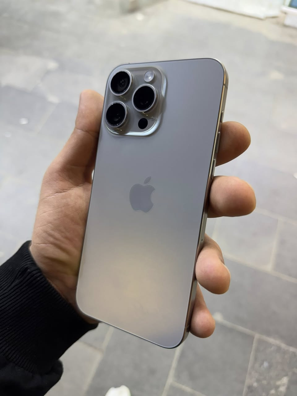 ايفون 15 برو ماكس 
دبل سيم 
ذاكرة 256 
بطاريه 100
نموذج m
مشحون 69مره 
الجهاز مبدل شاشه فقط عنوان موصل ايمن سعرو 650 الف 
***********
