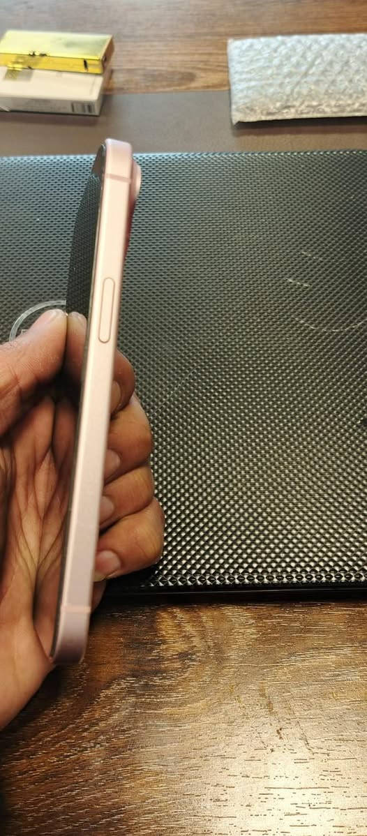 السلام عليكم آيفون 15 عادي بطاريه ١٠٠ نضافه ١٠٠ استخدام شي قليل بدون كارتونه سعره ٦٥٠ وبي مجال ***********
