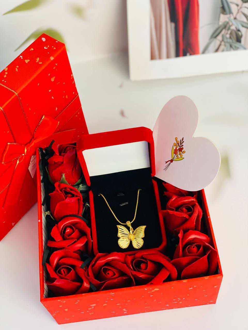 بوكس هدية راقي ومميز 
بوكس قش ويه ورد أحمر داخل علبة حمراء فخمة 
ويـاه قلادة الفراشة الذهبية اللامعة
وكارت عبارة تكتب بيه كلامك الحلو للي تحبها 

هدية ناعمة وأنيقة تخلي اللحظة أحلى وأجمل 

سعر البوكس 12


**إذا كنت صاحب هذا الإعلان وتريد حذفه لأي سبب، رجاءا أرسل رسالة إلى الدعم الفني**
