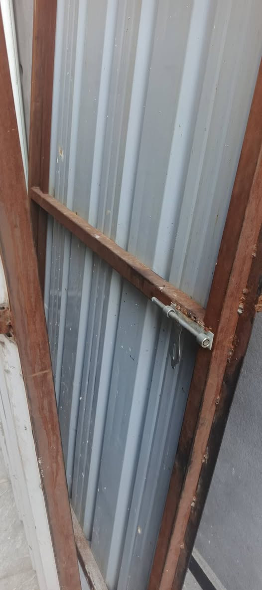 السلام عليكم باب جينكو طلاكتين نضيف يصلح باب كراج او اذا عندك بناء قياس الباب 2 متر و 70 سانتيم وارتفاع الباب تقريبآ 2 متر و 40سانتيم متواجد واتساب فقط عنواني البصره القديمه ***********
