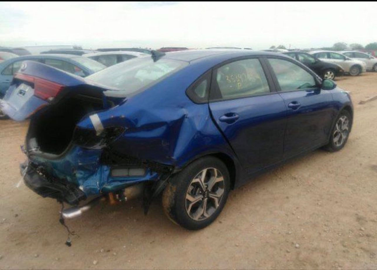 جوه السوك فورتي موديل 2021 السياره نص مواصفات حادثها جاملغ خلفي وشويه من الجنطه والبنيد مبدل بلادي وبنيدها القديم موجود وبيها زلغه بين بابين جهت الصدر المكينه تبديل قطع مفتوحه والكير AT السعر 120 قفل لاتعبك ولاتعبني ***********
