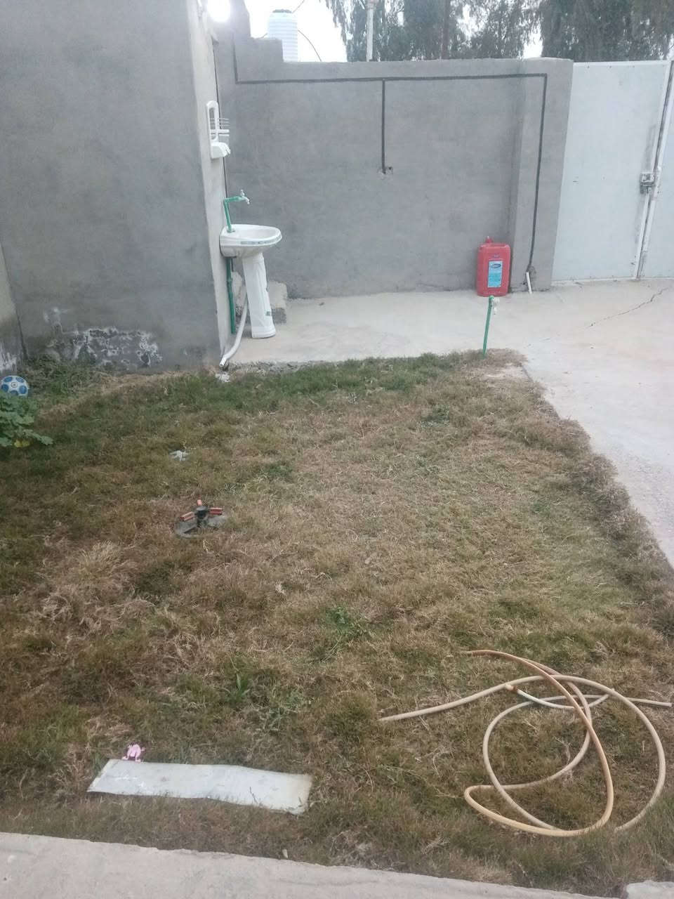 السلام عليكم بيت للبيع مع قطعه بتلو مدفون ومزفت وجاهز موقع ركن التبليط ماء كهرباء مولد سحب بلديه كل الخدمات مساحة القطعه مع البيت ٥٥٠ م تقريبآ
العنوان منطقة الزهراء الجوت سابقآ  السعر ٤٥ قابل للتفاوض
للإستفسار ***********
