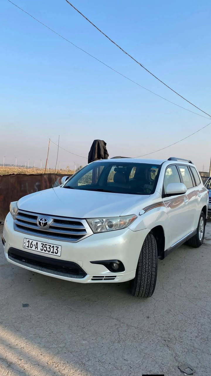 سيارة هايلاندر 2012
وارد امريكي داخلة كلين للعراق فقط دعامية الامامية كما موضح من اشتريناها مصبوغة او مبدلة 

سونار موجود بيهة وبيهة كارت صبغ بالجاملغ هم موجود واضح بالصورة 

سيارة حجم المكينة 4سلندر 2700 VVt-i

سيارة ماشية 225  كير مكينة مكفولة 

 سيارة 7 راكب  ثلاث قطع تبريد  تبريدهة ثلج ياباني بعد 

سيارة جاهزة من كلشي 

رقم السيارة قادسية بأسمي  تحويل ثاني يوم  سنوية 28 

 رقمهة انكليزي بحيث بأي محافظة احولك اني من ديالى حولتهة بديالى عادي  

مكان السيارة ديالى بلدروز 

 ***********

السعر 150  ورقة وبي مجال
