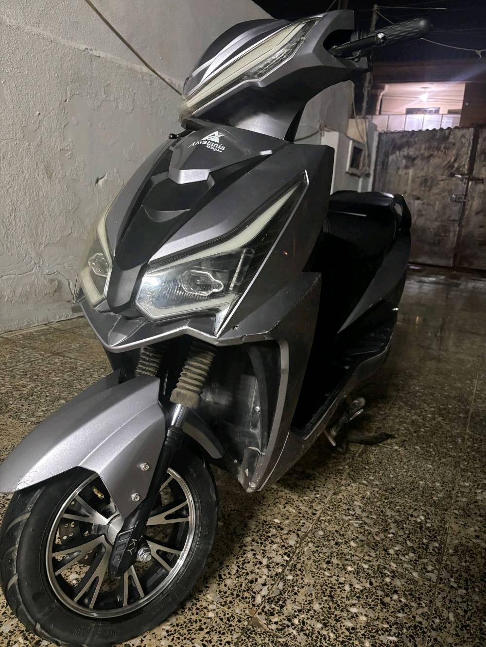 موتسكيل _ ماطور شحن الوطنية  ماطور شحن الوطنية درع 1000 واط بسرعة45 كيلو متر والشحن يكفي لمدة 40 كيلو متر ويحتوي على 6 بطاريات وفيه مثبت سرعة والبك (الرجوع للخلف) بسعر  550 الف وبي مجال للتواصل 
واتساب 
***********

ما هو موديل الدراجة بالضبط؟: 
2025
هل هناك أي أعطال أو إصلاحات معروفة؟: 
بطاريات نص عمر 