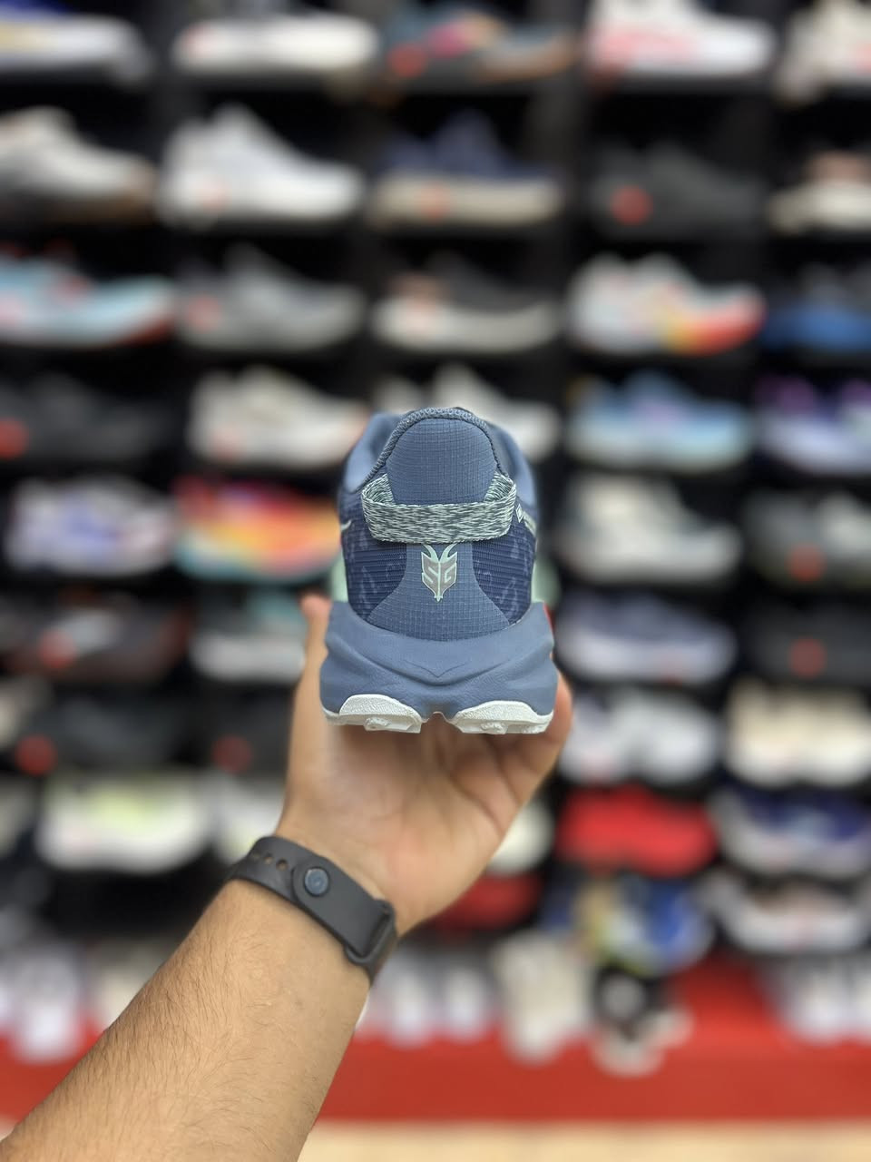 Hoka Speedgoat 6 GTX

غشاء GORE-TEX Invisible Fit: يوفر حماية كاملة ضد الماء والرطوبة مع الحفاظ على مرونة وخفة وزن الحذاء.
نعل Vibram® Megagrip: نعل خارجي متين ومقاوم للانزلاق، مزود ببروزات (Traction Lugs) لضمان ثبات ممتاز على الأسطح الزلقة والتربة الرخوة.
بطانة مريحة: يتميز بالتوسيد المعهود من علامة Hoka لحماية المفاصل أثناء الجري لمسافات طويلة

قياس 39 وثلث القدم 24.5

السعر 85 الف

العنوآن نجف ملحق الروان
*********** واتساب
