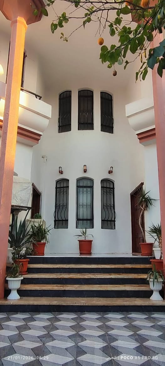 للبيع دار سكني طابقين الكفاءات الثانيه قرب شارع الطياره خلف البداله موقع مميز مساحه 300 متر واجه 12متر شارع عرض 10متر
الطابق الاول
3غرف نوم.. استقبال..غرفة طعام.. هول.. مطبخ حار وبارد... صحيات
الطابق الثاني
2غرفة نوم مع سويتات.. هول ..مخزن..صحيات
للاستفسار الاتصال خاص او الارقام التالية
***********
***********
