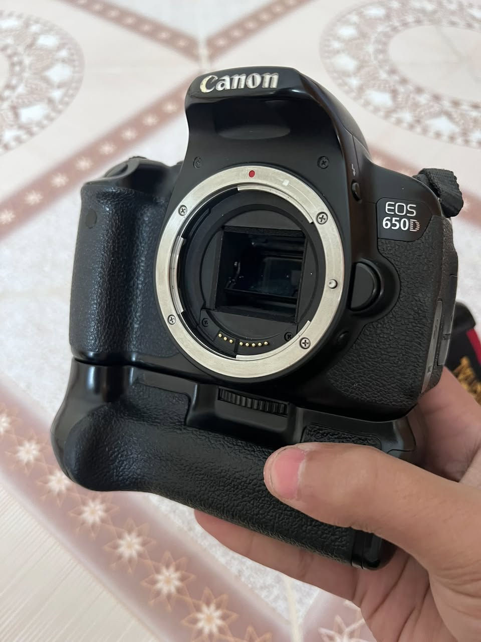 كانون D650
كاميرا نضيفه جدا 

شاشه قلاب لمس 

ملحقات 

1. عدسه +هود

2. جنطه

3. حزام كتف 

4. شاحنه 

5.كرب

6. بطاريات 2

سعر 325
تواصل خاص او اتصال واتس (***********)
يوجد توصيل جميع محافضات العراق
