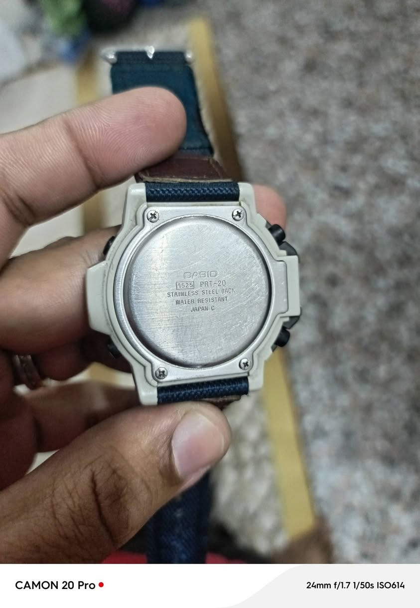 Casio Pro Trek (ويُشار إليها أيضاً بـ Pathfinder في لل بعض الأسواق)، وهي موديل كلاسيكي (Vintage) من إصدارات التسعينيات، وتحديداً موديلات مثل PRT-20 أو PRT-30 [1.1, 1.3, 1.12].
تعتبر هذه الساعة من الفئات المتطورة والمخصصة للمغامرات والأنشطة الخارجية، وإليك أبرز مواصفاتها:
1. تقنية المستشعر المزدوج (Twin Sensor)
تعتمد الساعة على مستشعرين أساسيين يوفران البيانات التالية:
مقياس الارتفاع (Altimeter): يقيس الارتفاع عن سطح البحر بناءً على الضغط الجوي [1.3, 1.10].
مقياس الضغط الجوي والحرارة (Barometer/Thermometer): يعرض الضغط الجوي الحالي ودرجة الحرارة المحيطة [1.3, 1.4].
2. العرض والتصميم
شاشة رقمية (LCD): مقسمة لعرض الوقت، التاريخ، والبيانات البيئية بشكل متزامن [1.4, 1.13].
الإضاءة: تدعم خاصية Auto Light Switch، حيث تضيء الشاشة تلقائياً عند إمالة المعصم باتجاه الوجه [1.3, 1.7].
الهيكل: مصنوع من الراتنج المتين مع حزام هجين من النايلون والجلد لضمان الراحة والقوة [1.3, 1.7].
3. الوظائف الأساسية
مقاومة الماء: مقاومة للماء حتى عمق 100 متر، مما يجعلها مناسبة للسباحة والأنشطة المائية السطحية [1.3, 1.7].
التوقيت والمنبه: تتضمن ساعة إيقاف (Stopwatch)، مؤقت تنازلي، و5 منبهات يومية [1.5].
الذاكرة: تحتوي على وظيفة Memory لتخزين سجلات الارتفاع والضغط الجوي [1.4, 1.6].
4. الصناعة
تتميز هذه النسخ القديمة بأنها صناعة يابانية (Made in Japan)، وهو ما يرفع من قيمتها لدى هواة جمع الساعات حالياً [1.3, 1.5]. للبيع نضافه 85 انتاج 1995مكاني بغداد, *********** واتساب
