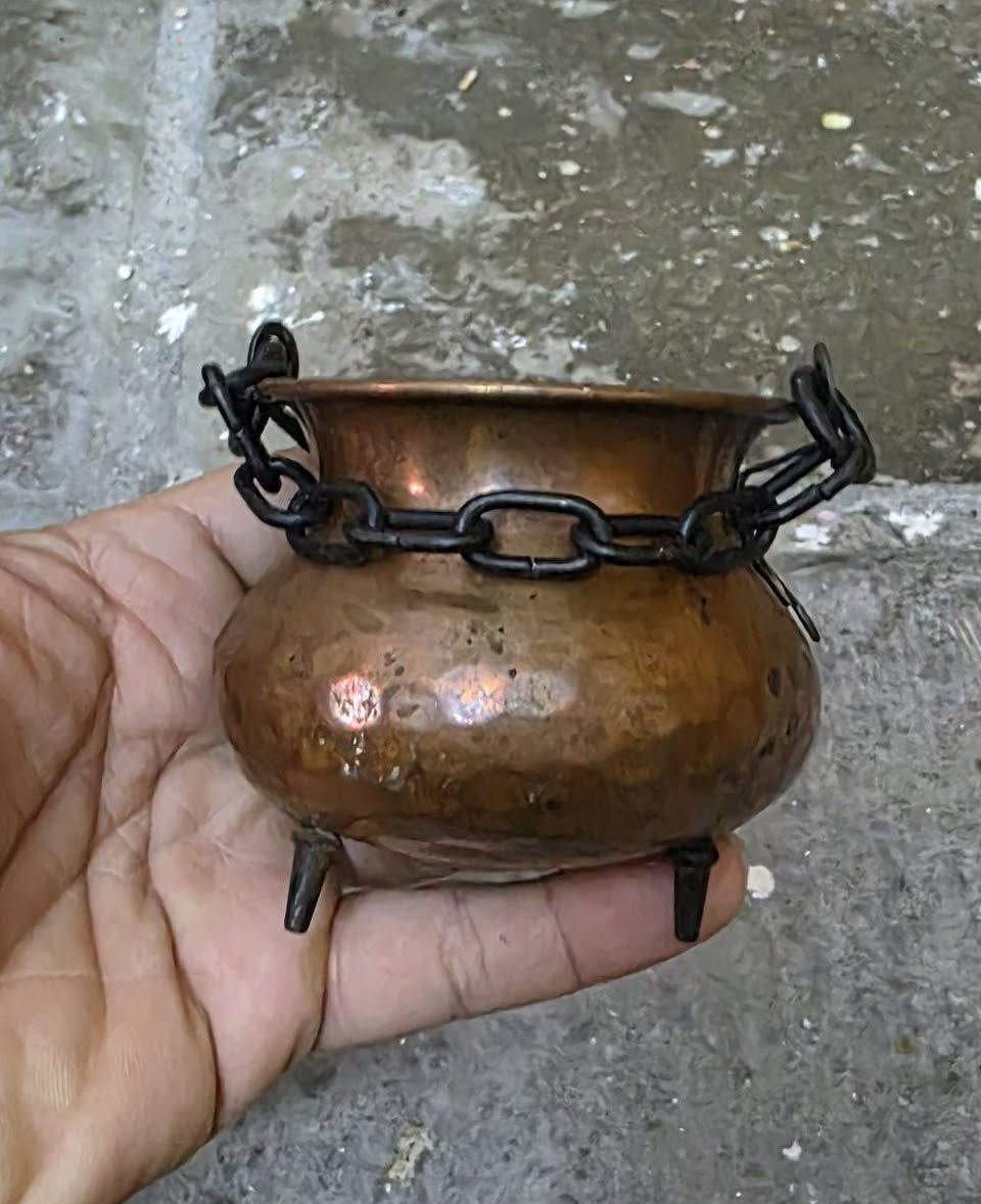 ياالله ٤٠ قطعه تحف قديمات مو جديد اخوان كله قديم شغلات ثكيله ٤٠ قطعه سعرهن عل خاص مكاني بغداد ماعدي توصيل ***********
