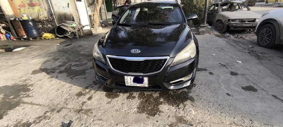 سلام عليكم كيا كادينزا k7 للبيع موديل 2012
بيها صبغ ربع البنيد وشوية بالباب الخلفي عكس السايق محرك 6 سلندر فول مواصفات عدا البنوراما
مكاني بغداد السيارة نقصها بوليش فقط وسعرها 90$ وبيها مجال بسيط رقمها بصره مشروع وطني الاتصال  على الرقم ***********
