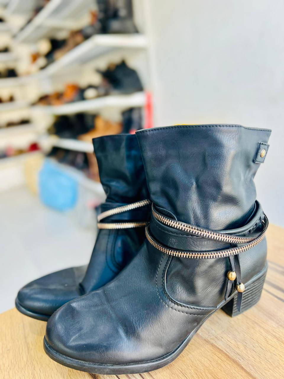 السلام عليكم احذية بالة اوربية قطع نظيفة وقسم جديد كلشي موجود نسائي ومال اطفال مكاني ناصرية مركز الثورة قريب على الشارعين هذا الرقم اتصال او مراسلة  *********** يوجد توصيل داخل الناصرية
