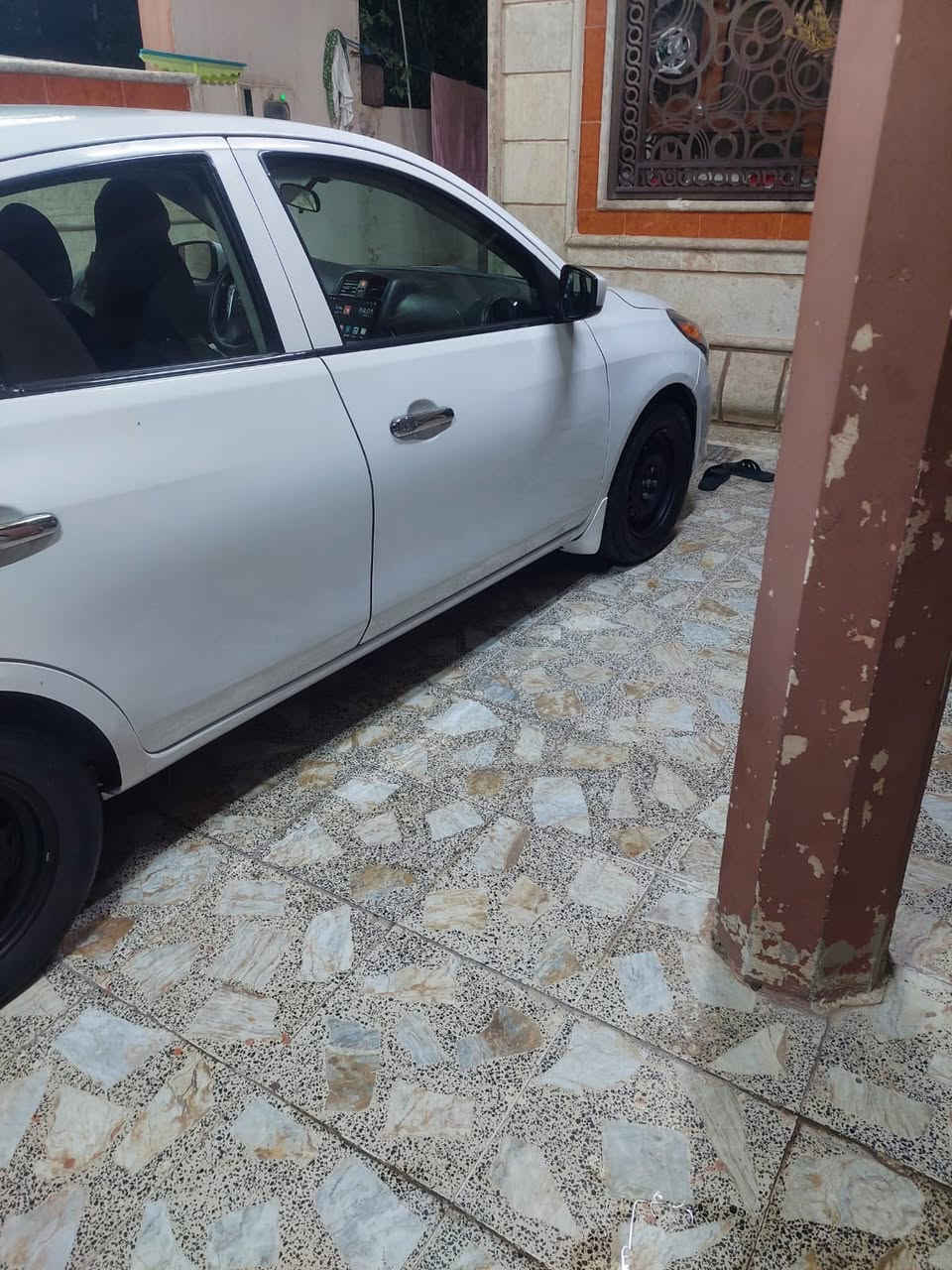 نيسان فيرساموديل ١٩ كندي بدون صبغ بس بيها بارد بل جاملغ الخلفي محدد بل صور محرك ما مفتوح رقم كركوك مشروع وطني بيها دفتر بنزين سعرها ١١٠ وبيها مجال الشري يتصل عل الرقم *********** للبيع فقط بدون مراوس مكلف بل نشر مكانها كركوك حي الوسطي
