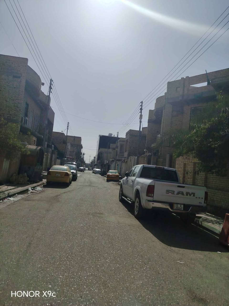 بيت قطاع 28 فرع سيد شريف مقابيل مول السنابل ثاني بيت على ايدك اليمنى المساحه 160 متر متكون من طابقين يحتوي على  اربع مجاميع صحيه الطابق الاول يحتوي على  كراج  وصاله وغرفه نوم  سويت واستقبال ومطبخ وصحيات  والطابق الثاني متكون من ثلاث غرف وصاله وصحيات ومطبخ مع  وجود درج خارجي للطابق الثاني وبالامكان ان ينعزل الطابق الأول عن الثاني بناء درجه اولى طابو صرف ما مطلوب لاي مصرف  ***********
