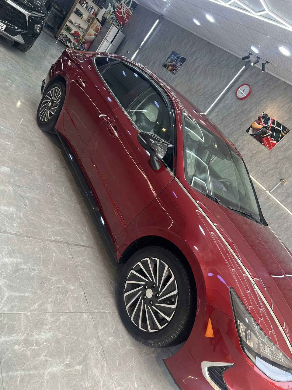 السلام عليكم سوناتا موديل 2023 محرك  2000المرغوب كير 8 نمر دبل كلج DCT ماشيه 26مايل حقيقي مكينه كير شرط الفحص وكاله مكفولات من كلشي حادث السياره مرفق بلمنشور فقط باب الصدر جهه الايمن مستبدل بدون ايرباك ضرر كلش بسيط سياره ليبل واحد تكحيل كارت بطرف جاملغ الخلفي رقم نجف الجديد هزه سنويه بعدها ماساقطه سياره ماناقصهه برغي مواصفات السياره
1 بصمه تشغيل وبصمه ابواب وبصمه صندوك
2 صندوك ذكي يفتح عند الاقتراب
3 رادار امامي وخلفي وجانبي
4 نقط عميه بلمرايات جانبيه
5 تبريد بيانو مناخي منفصل 
6 هيترات مقاعد اماميه
7 شاشه وكامره خلفيه دواره بلاديه
8 اشارات بلمرايه
9 توقف ذاتي وتبيه خروج عن المسار ونضام مساعده على البقاء في المسار
10 لد امامي لد خلفي
11 لايت 4 عدسات
12 جام مدبل يعني دبل جام عزل فول ماشاءالله 
بعد بيهه مواصفات مكاني نجف *********** سعره 175وبيه مجال
