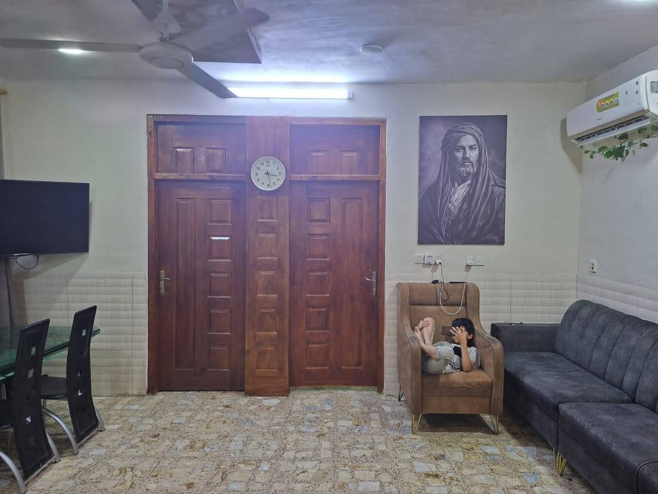 السلام عليكم 
بيت للبيع زراعي اربع شوارع خلف مول 

 الحامد قرب حسينيه شاكر الساعدي 

المساحه 180 متر الواجه 10 والنزال 18 

يحتوي على 5 غرف نوم 3 حمامات وبيت بناء درجه والى 

السعر 220 مليون قابل للتفاوض للستفسار *********** ابو علي

