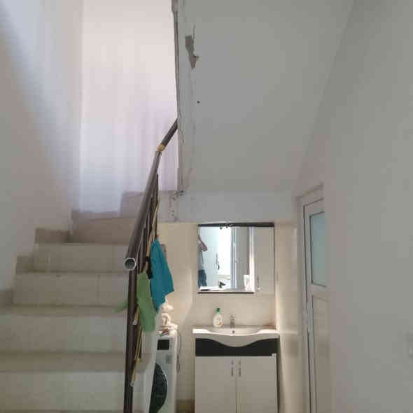 ئەم خانووە بۆ فرۆشتن لە بەکرەجۆ بە نرخێکی زۆر گونجاو
ڕووبەری خانووەکە 100 مەترە 
ڕووی ڕۆژهەڵاتە 20 مەتر دوورە لە شەقامە تیجاریەکەوە
نزیکی مەکتەب و دوکان و هەموو خزمەت گوزاریەکە
قاتی خوارەوەی خانووەکە بریتیە لە هۆڵێکی گەورە کە بۆ مەخزەن ئەبێت
قاتی دووەم پێکهاتووە لە مەتبەخ و میوان و نووستن و موشتەمەلات وە لێرەشەوە قادرمەی ناوەوەی هەیە بۆ  قاتی سێ کە پێکهاتووە لە دوو نووستن و موشتەمەلات 
خانووەکە هەمووی کاشیەو سەقفی جبسن بۆردەو دەکتی موبەریدەشی بۆ کراوە
نرخی ئەم خانووە  8 دەفتەر و معامەلەیە
بۆ زانیاری زیاتر پەیوەندی بکەن بە نووسینگەی نوێ بوونەوە ***********
