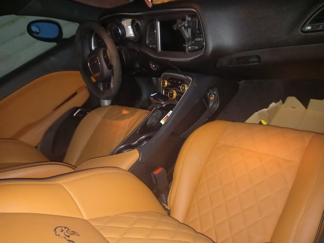 سلامه عليكم اخون عندي جالنجر SXT للبيع موديل 2020للبيع 4 قطعات بي بدون اي دواخل شاشاه جبير تشغيل عن بعد اسبورت لون مشمشي داخل جو سياره هم مشمشي تايرات جدد شديتلها سعرها اخوان 158$ وبيها  وهاي رقم ***********مجال للشراي
