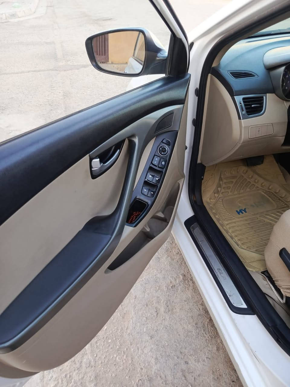السلام عليكم سياره للبيع الالنتره خليجي موديل ١٥ رقم بابل مشروع وطني بيها أربع قطع بس ابيع حزام ضربتها جاملغ الأمامي مكينه كير تبريد عل وضع الشركه السياره ٥ ؤيل كب شاشه جبيبره
 السعر ٩٥ وفيها مجال بسيط
 مكاني كربلاء حي الحر 
غير متواجد عل الفيس 
الاتصال ***********
