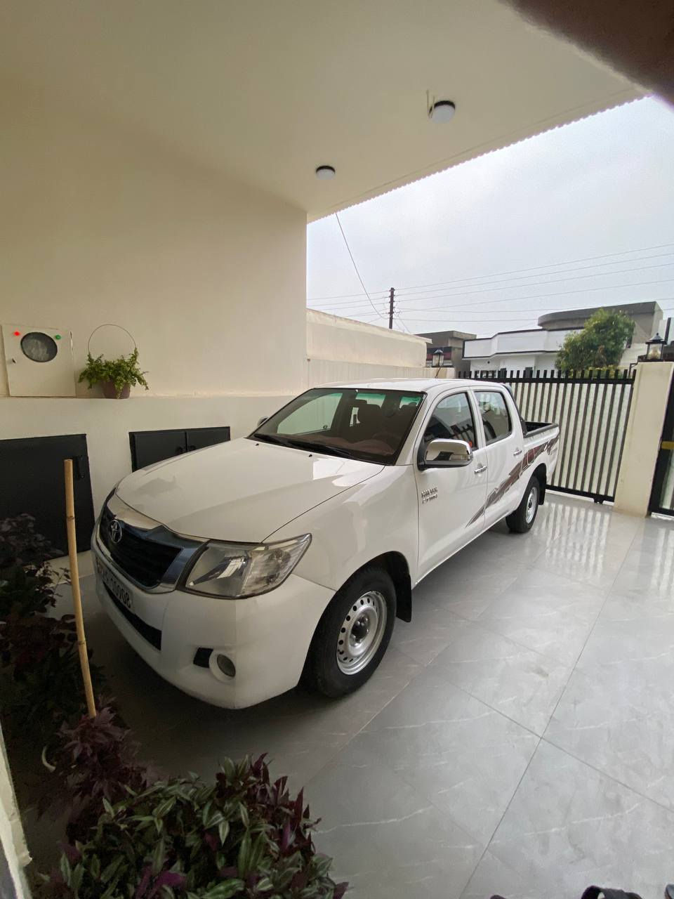 تویتا  هایلۆکس مــەرزییـە(2013) گێڕو مەکینە بەشەت گێر عادیە  سـەنەوی بەناو خۆمانەوەیە تــا(2028)تازەیە کۆبۆن بەنزینی هەیە  ژ.م[***********]
