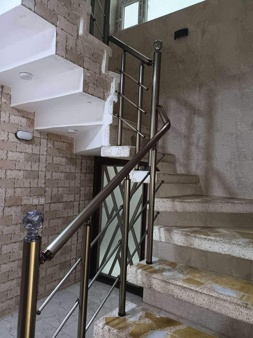 بيت للايجار في حي الفلاح الاولى قرب جامع التقى مساحة 100متر طابقين 4غرف نوم كبار واستقبال ومطبخ امريكي ونضام سبالت بناء حديث جدا ***********/***********مكتب الفاتح الجديد
