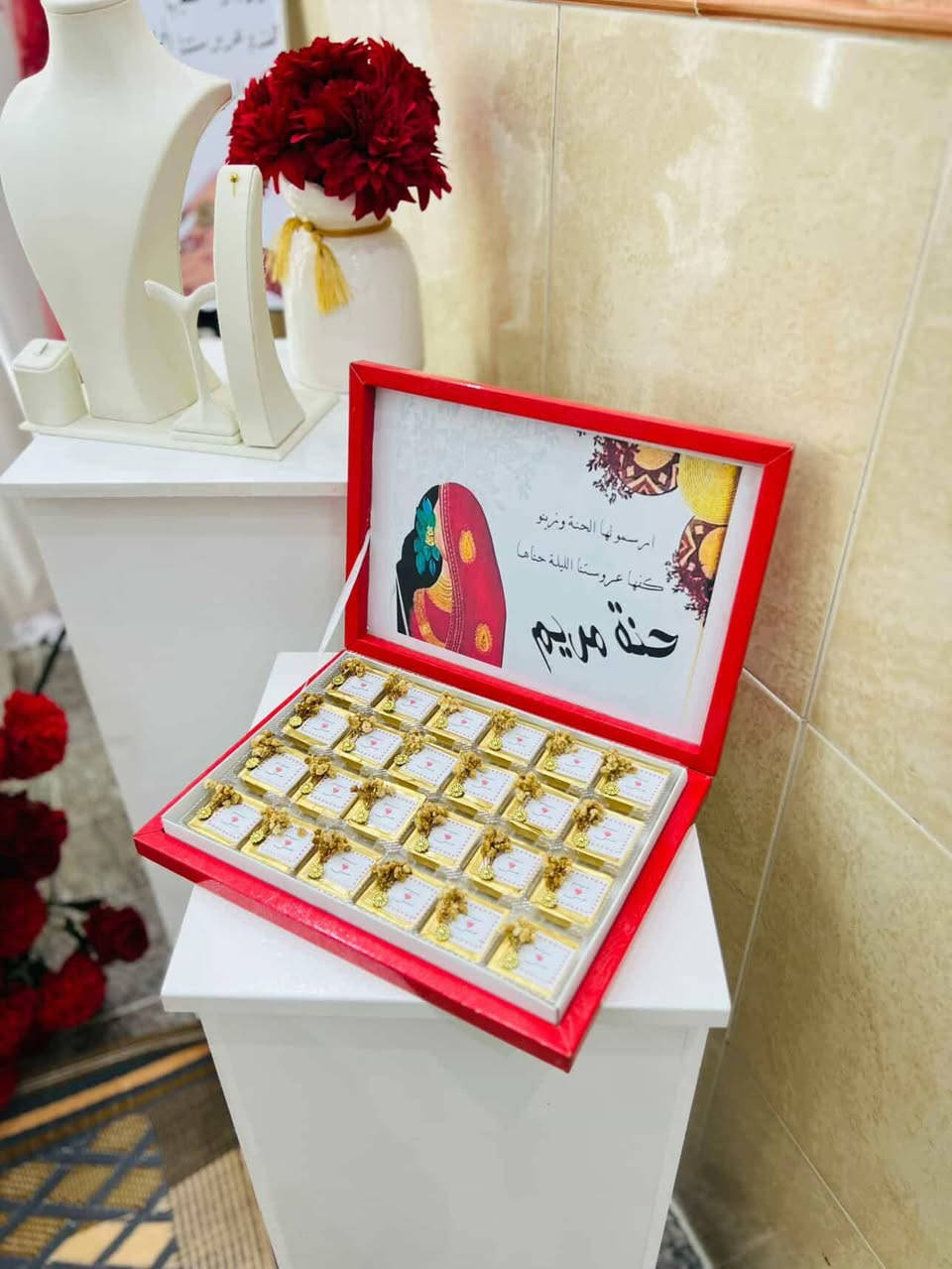 "كوشات أعراس واحتفالات ✨
بأحدث الموديلات وأرقى التصاميم
لحظاتكم نرسمها بأجمل صورة 💍🌸
📩 واتساب: ***********
📷 انستغرام: @perfec_t3"
