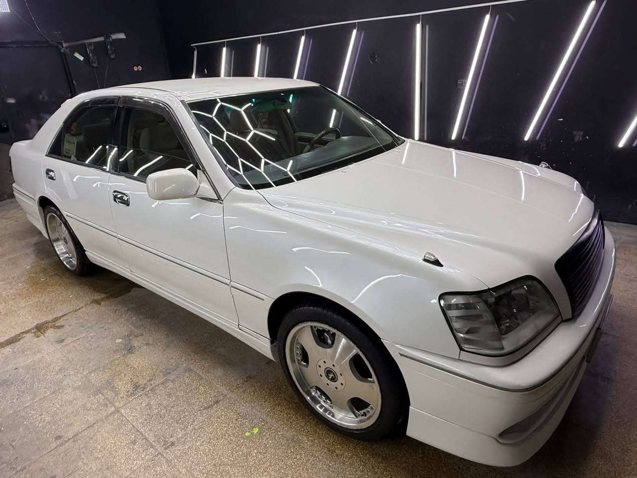 السلام عليكم للبيع فقط ملكه رقم سلمانيه دولي تحويل ثاني يوم مكفوله من كص ونقل جثه وضربه ورسميات اصوليه مواصفاته 3دكم كرستال اصل تحوير نجف/  غرفه بيجي / تلفزيون /ستيرن كهربائي /شاصي 75/محرك D4الكبير /كشنات كهربائي /برده خلفيه /ويل ياباني اصلي  /مكينه وكير وحداديه ميه بل ميه تخم تأير جديد السعر145 وبيها مجال لاستفسار ***********
