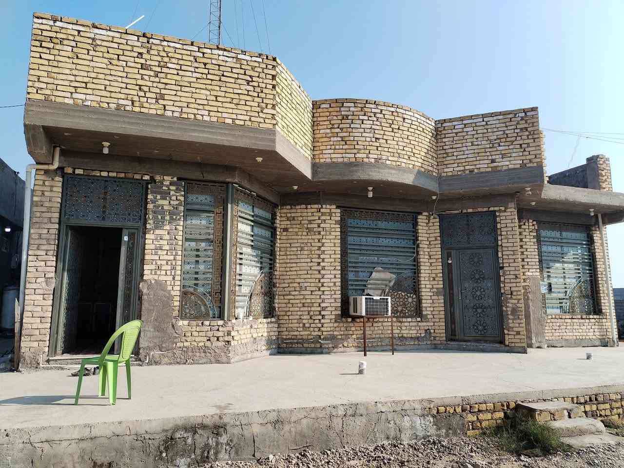 سلام عليكم بيوت لبيع بداخل دونم 2500 متر عل طريق العلويه شريفه بنت الحسن ع من جه ساده ابو خطه طابوا زراعي سند 25 كافه الخدمات متواجده فيه وايضا محلات ينشأ عليه عل شارع عام للستفسار اتصال عل رقم *********** و*********** السعر خاص
