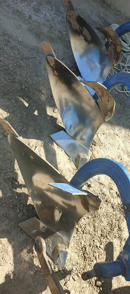 فدان ثلاثي البير حجم ١٢ تركي للبيع سعره مليون ٦٥٠ وبي مجال قليل المكان الانبار الحبانية ناحية السلام للاستفسار الاتصال على الرقم ***********
