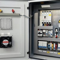 بورد رقم A 263  بورد منزل يتكون من :- - قاطع هوائي رباعي. - جهاز تحويل...