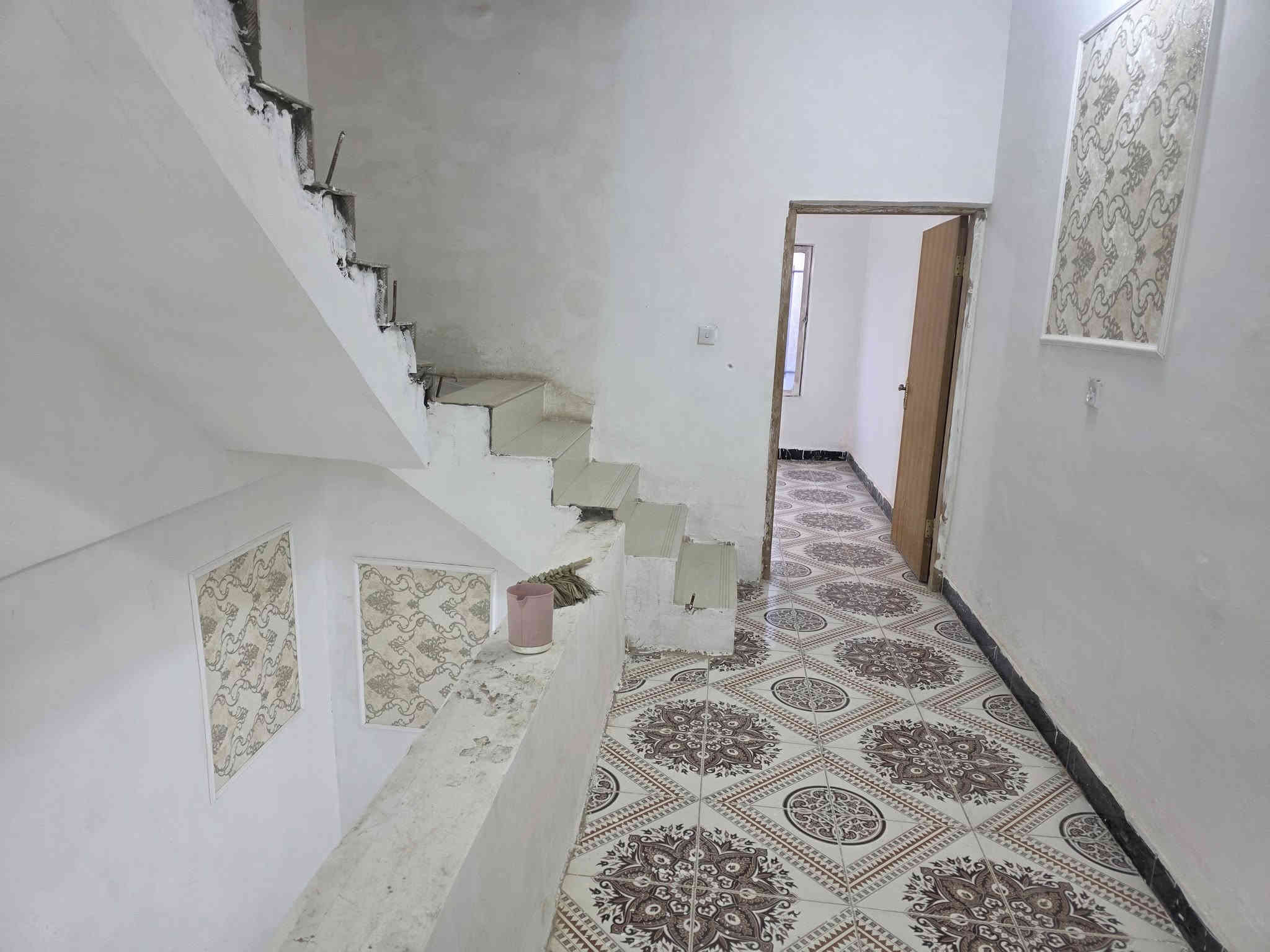 السلام عليكم 
مشتمل للبيع طابو ٢٥ ومرقم من البلدية المساحة ١٠٠ متر كوت حي الحكيم قرب معمل الاوكسجين مقابيل الدبية 
يتكون من طابقين 
الطابق الاول مطبخ وصالة كبيرة وصحيات ومنور 
والطابق الثاني غرفة نوم وصالة كبيرة والطابق الثالث بيتونه 
الاساس طابوك والبناء بلوك وطابوك صب مسلح 
السعر ٢٤ وقابل للتفاوض 
مراجعة مكتب دلالية السعيدي قرب حسينية ياسر خليفة 
للاستفسار 
٠٨٨٣٣٤٤١١٤٠ واتس اب 
*********** احمد السعيدي
