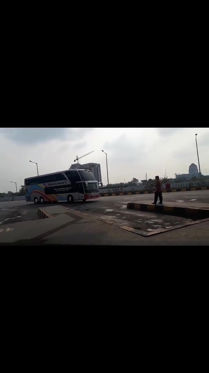 Rosalia Indah Double-Deck Luxury Bus
Ponorogo-Jakarta

 #bus #busmania #busmaniacomunity  #buses #reels


**إذا كنت صاحب هذا الإعلان وتريد حذفه لأي سبب، رجاءا أرسل رسالة إلى الدعم الفني**