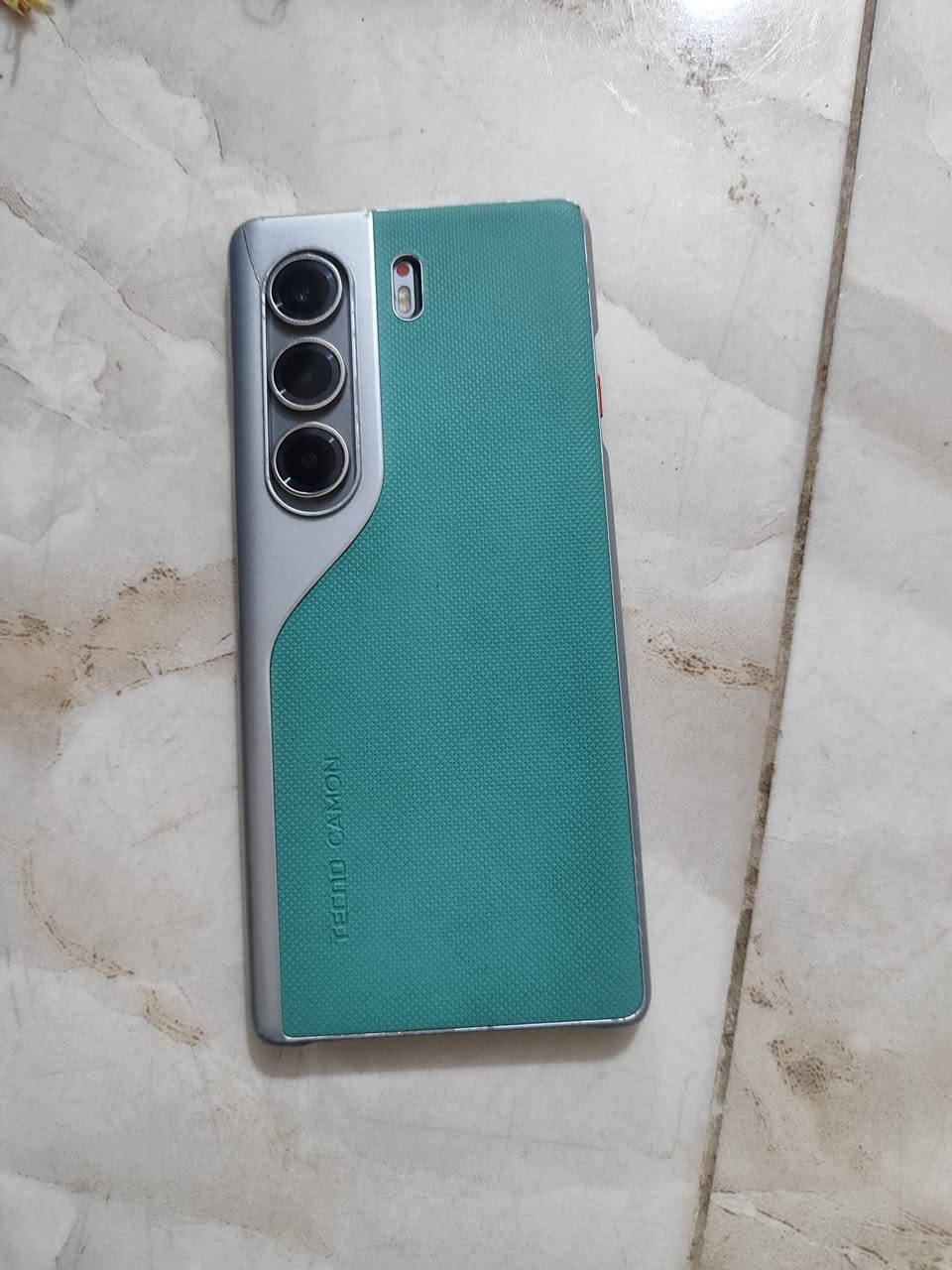 ومواصفاته قوية خصوصًا للألعابTECNO CAMON 40 Pro 5G والتصوير 🔥
أهم المواصفات:90فريم ببجي 
المعالج: MediaTek Dimensity 7300 Ultimate
النظام: Android 15
الشاشة: AMOLED حجم 6.78 إنج
التردد: 144Hz سلس جدًا للألعاب
الدقة: 1080×2436 FHD+
الكاميرا الخلفية: 50MP OIS + 8MP Wide
الكاميرا الأمامية: 50MP
البطارية: 5200mAh
الشحن: 45W سريع
الصوت: سماعتين Stereo مع Dolby Atmos
يدعم: 5G + NFC + IR + OTG
البصمة: داخل الشاشة
الرام والتخزين:

 12GB RAM + 256GB
وياها RAM افتراضي إضافي. �
Tecno +١
ميزاته:
قوي ببجي وفري فاير والألعاب الثقيلة
شاشة ناعمة جدًا للسكروب والدوج
كاميرا ممتازة خصوصًا بالليل
بطارية تكمل يوم كامل بسهولة
تصميم فخم

 السعر قابل للنقاش بالمعقول
عنواني دوانيه


**إذا كنت صاحب هذا الإعلان وتريد حذفه لأي سبب، رجاءا أرسل رسالة إلى الدعم الفني**