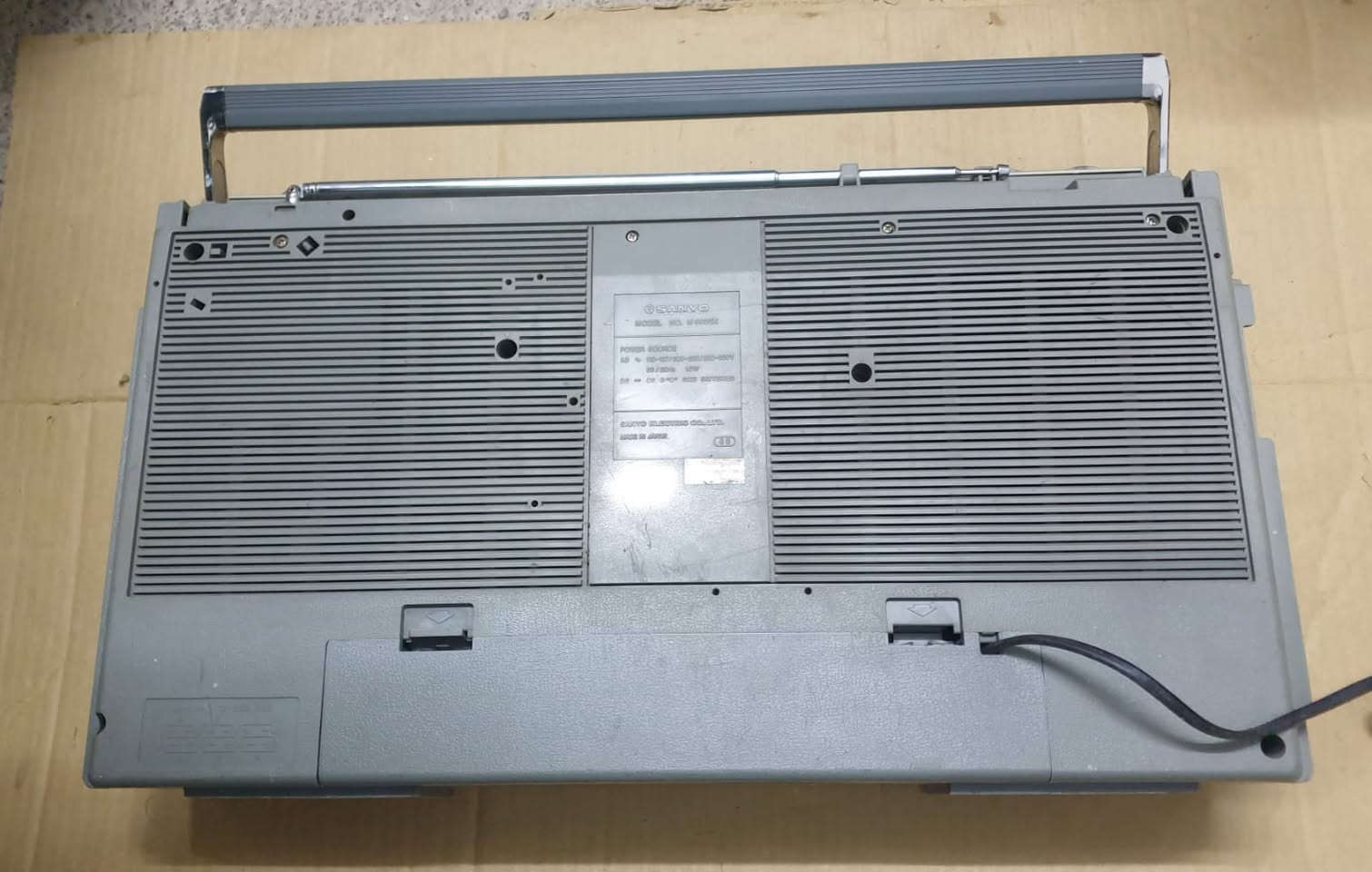 رادیو FM MW SW1 SW2  ومسجل مارکة سانيو ياباني اتتاج 1980 یشتغل 6 بطاریات حجم كبار وكهرباء 220 ڤولت مباشر جهاز نظیف وشغال بالكامل صوت ظخم وسحب ممتاز  السعر واي استفسار مراسلة خاص


**إذا كنت صاحب هذا الإعلان وتريد حذفه لأي سبب، رجاءا أرسل رسالة إلى الدعم الفني**