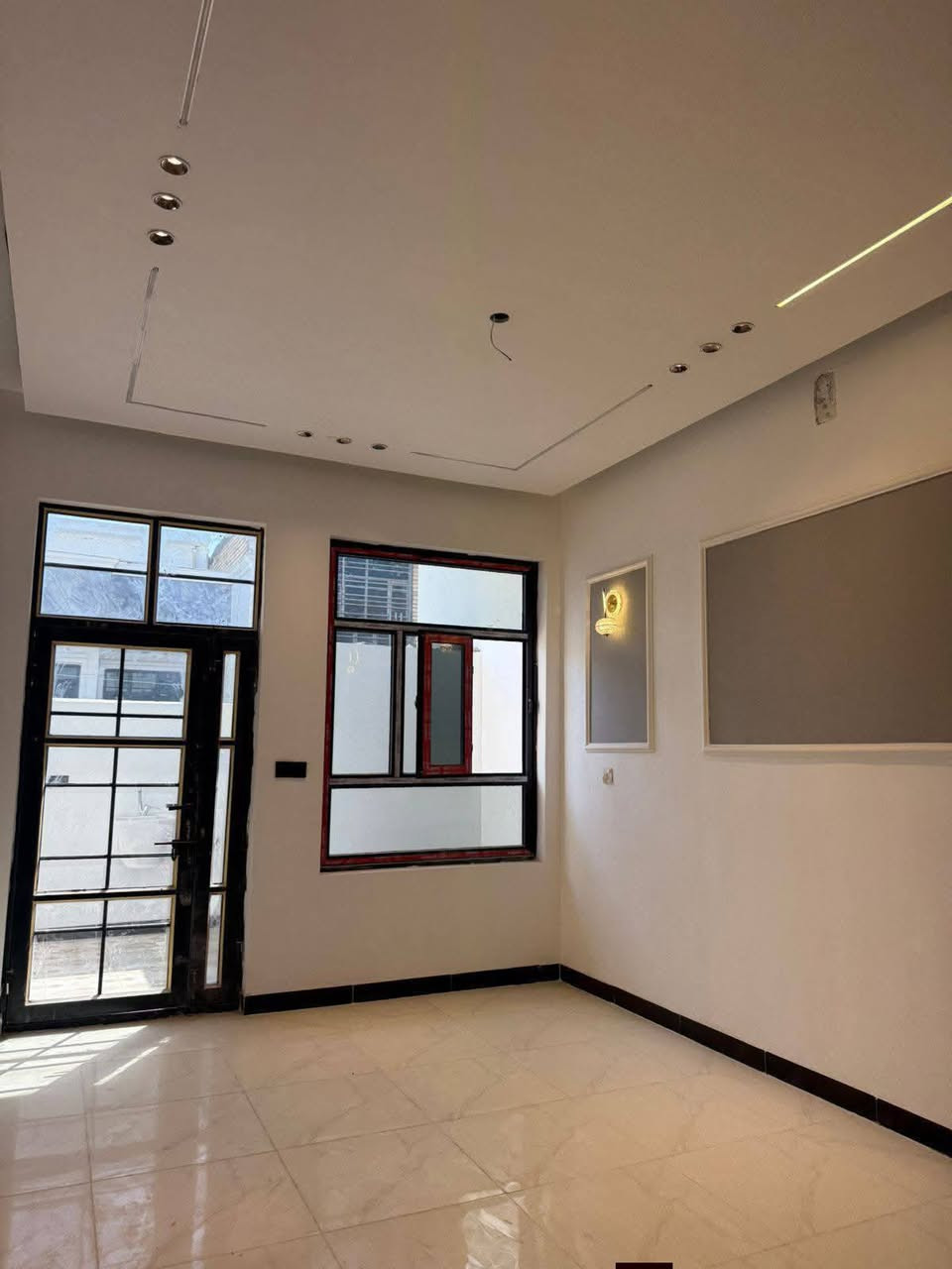 السلام عليكم 🏠 يوجد بيت مساحة 100م طابق واحد واجهه6.25م -نزال 16م  ( • السعر قابل للتفاوض)

يحتوي البيت 1غرف نوم كبار واسعة -2حمام -مطبخ -حولي مفتوح الصالة - منو ر-ييتونه كبيره 

-شغل درجه اولى بديكور مغربي

نوع العقار سند 25 طابو زراعي

الموقع/الدورة البوعيثة مجمع العدل لاول 

للاستفسار***********وتساب
***********
