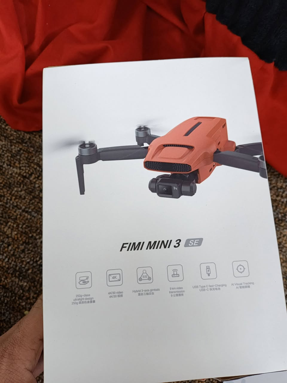درون شاومي mini 3se للبيع 275قفل بطاريتين التواصل ماسنجر التصميم والوزن (الميزة الأهم))
​الوزن: أقل من 250 جرام. هذه نقطة بيع قوية لأنها في كثير من الدول لا تحتاج إلى تراخيص معقدة للطيران.
​التصميم: قابلة للطي، مما يجعلها سهلة الحمل في الجيب أو الحقيبة الصغيرة.
​2. قدرات التصوير والكاميرا
​الدقة: تدعم تصوير الفيديو بدقة 4K بمعدل 30 إطاراً في الثانية، مما يعطي تفاصيل دقيقة وواضحة.
​المستشعر: مزودة بمستشعر من شركة سوني (Sony) يحسن الأداء في الإضاءة المختلفة.
​مانع الاهتزاز (Gimbal): تحتوي على مانع اهتزاز ميكانيكي بـ 3 محاور، وهذا يضمن تصوير فيديو ثابت جداً حتى أثناء الحركة أو وجود رياح خفيفة.
​3. الأداء والبطارية
​وقت الطيران: تصل مدة التحليق إلى حوالي 29 - 31 دقيقة (حسب نوع البطارية المستخدمة وظروف الجو)، وهو وقت ممتاز لطائرة بهذا الحجم.
​المدى: تدعم نظام نقل البيانات "SoC" الذي يسمح بالتحكم بالطائرة لمسافات تصل إلى 9 كيلومترات (في الظروف المثالية وبدون تشويش).
​4. الميزات الذكية وأنظمة السلامة
​العودة للمنزل (RTH): تعود الطائرة تلقائياً لنقطة الانطلاق في حال فقدان الإشارة أو انخفاض البطارية.
​أنظمة التتبع: تدعم ميزات التتبع الذكي (Smart Tracking) وتصوير اللقطات السينمائية الجاهزة بضغطة زر.
​مقاومة الرياح: مصنفة بمستوى مقاومة رياح (Level 5)، 
ملاحضه هاي صوره الفيديو جدا رهيب


**إذا كنت صاحب هذا الإعلان وتريد حذفه لأي سبب، رجاءا أرسل رسالة إلى الدعم الفني**