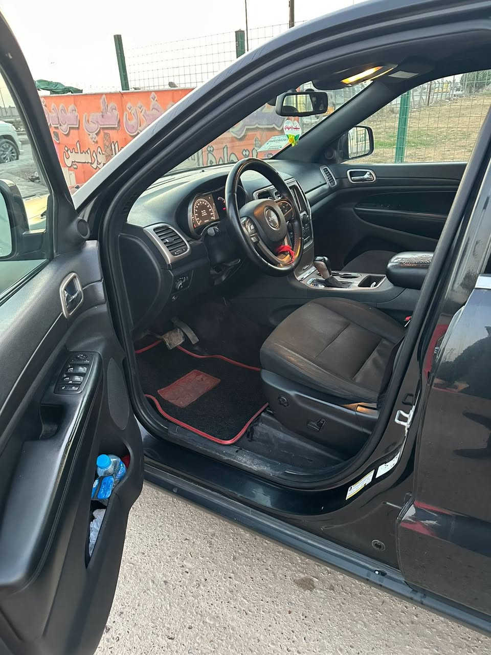 سياره جيب كراند شيروكي 
السياره فئة لاريدو
موديل 2016
وراد امريكي بارد فقط لا صبغ ولا حادث
مكينه 3.6
6v
سنويه باسمي رقم سليمانية تحويل مباشر
رقمي *********** للاتصال على رقم فعال واتساب وخط السعر عند التواصل فقط واتساب
