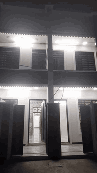 السلام عليكم مشتملين للبيع في الشعب قرب حسينية ام البنين يحتوي كل واحد على خدمات خارجيه واستقبال ومطبخ ومنورين وغرفة نوم بالثاني ٢غرف نوم وخدمات وبيتونه وسطحين  مساحه كل مشتمل ٧٥متر واجهه ٣و٧٥ سم نزال ٢٠م للاستفسار عن السعر الاتصال على الرقم ***********
