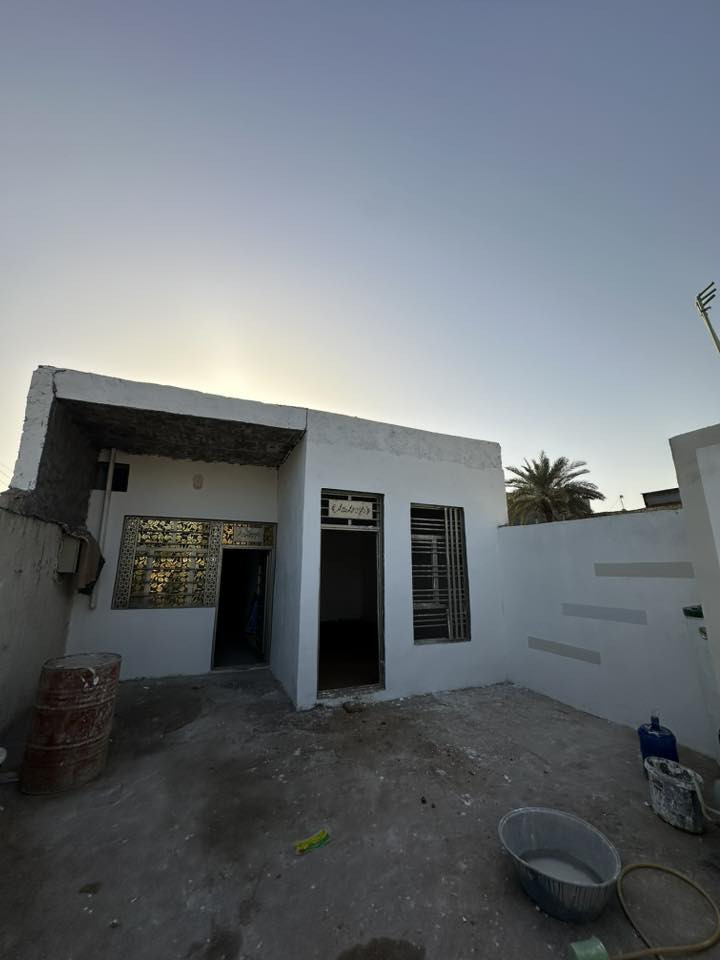 دار للبيع مساحه 135 م واجهة 6 ونص ونزال 20 يحتوي على غرفة وصالة ومطبخ واستقبال وتخاريج داخلية وخارجيه 
عنوانة شارع المعمل مقابل مجمع المختار يبعد عن الشارع مسافه 200 متر بناء جديد 
سعرة 52 
للاستفسار ‭***********
