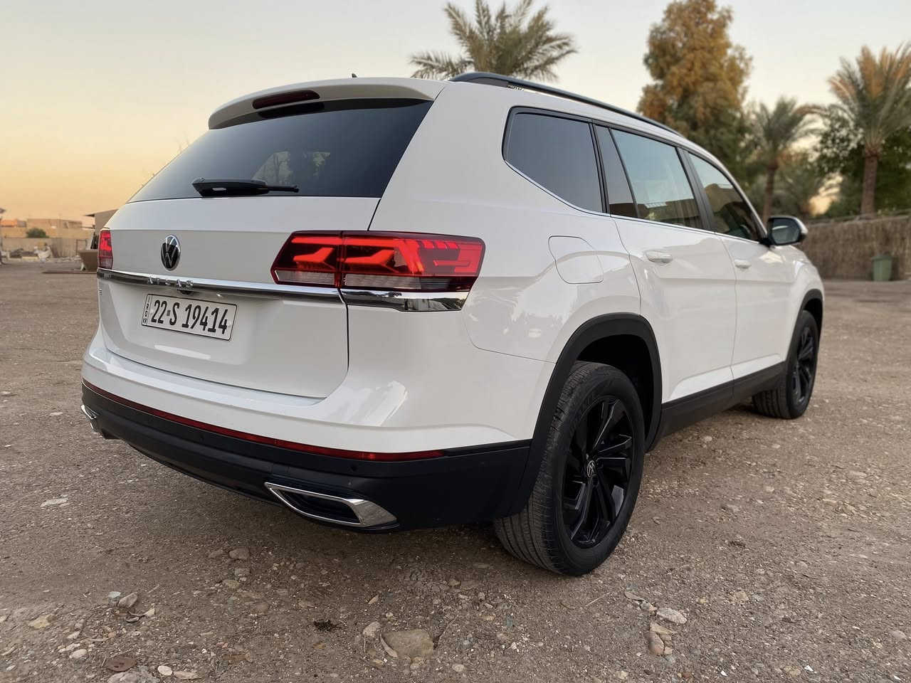 يالله
السلام عليكم 
‏Volkswagen Atlas SE 2023
فولكس واكن اطلس فاملي فول مواصفات عدا الفتحة 
محرك 2.0 تيربو – اقتصادي
دفع أمامي – فتحة USB + بصمة + تشغيل عن بعد
شاشة كبيرة تدعم Apple CarPlay و Android Auto
نظام النقطة العمياء + تحذير الاصطدام + كبح تلقائي
7 مقاعد – 3 صفوف – كشنات جلد قرميدي 
تبريد ثلاثي + تحكم كهربائي بالمقاعد
جنوط رياضية أسود 20 إنج + أضوية LED كاملة
كاميرا خلفية + حساسات امامي خلفي
نظام تثبيت السرعة الذكي (Adaptive Cruise Control)
نظام مراقبة المسار ومانع الانزلاق
باب خلفي كهربائي يفتح مع حركة القدم 
الحادث كما موضح بالصور فقط بنيد صبغ
السيارة رقم اربيل 
مكان السيارة بغداد
للاستفسار ‭0771 033 9911‬
السعر 238$
