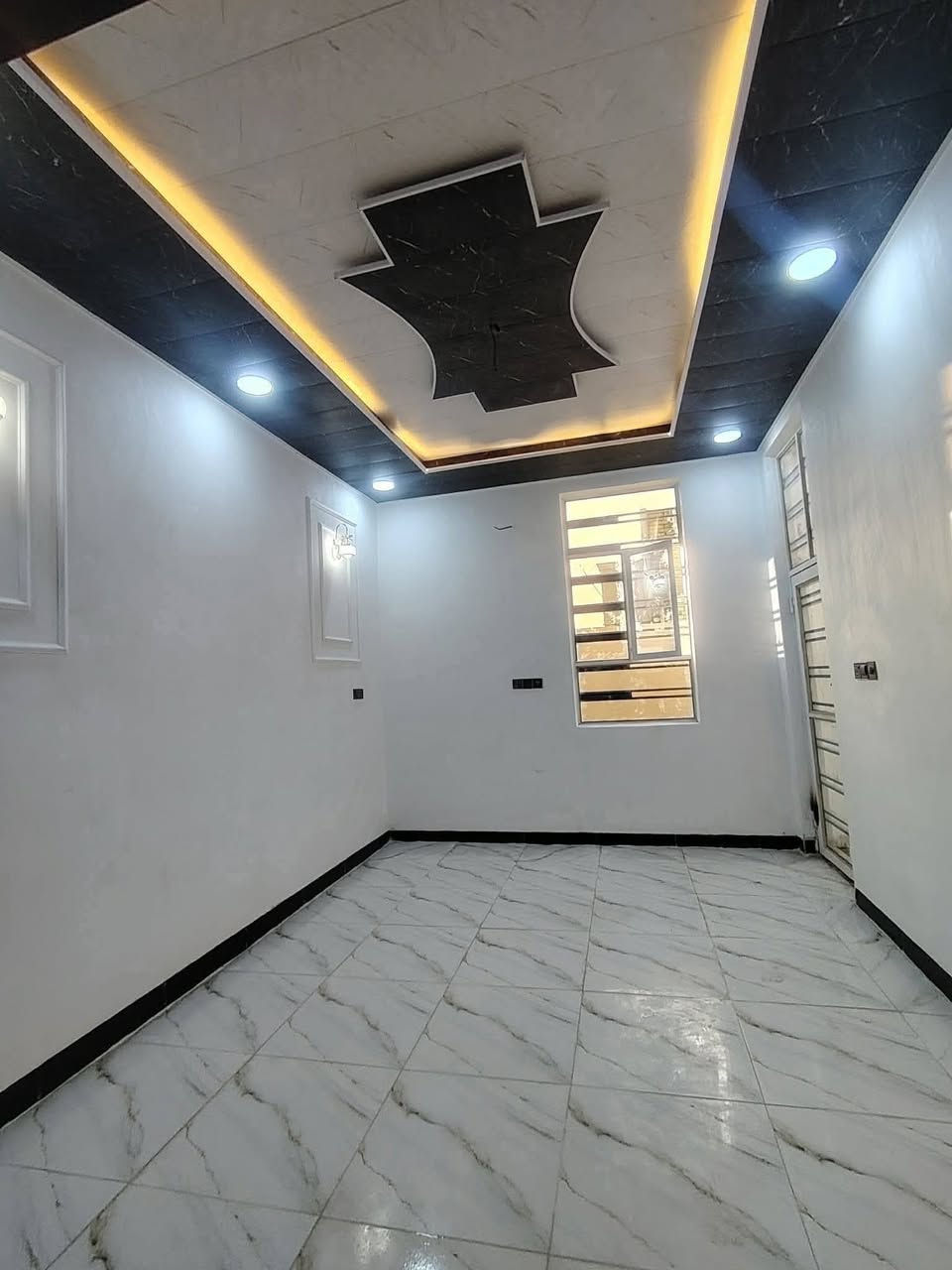 يعلن مكتب بركات لحسين عن بيت للبيع مساحه 100متر
مها🤑 سعر والوحده لبيت 48🤑وبيه مجال  🤑  متجاورات

تفاصيل لبيت (( موجود🎥📷 فيديو كامل للبيت
غرفه نو// مطبخ// صاله// استقبال// صحيات خارج وداخل 

عنوان البيت  نجف مقابل ملحق قرية لغدير 317

بناء ممتاز// اساس وسقف صب 
طابوق 🧱 جمهوري

كل البيت #سقوف_ثانويه

كل الخدمات موجوده 
مدارس 🏫 سوق #تبليط 

مقابل  قرية الغدير  ***********واتساب317عمود بل ضبط
