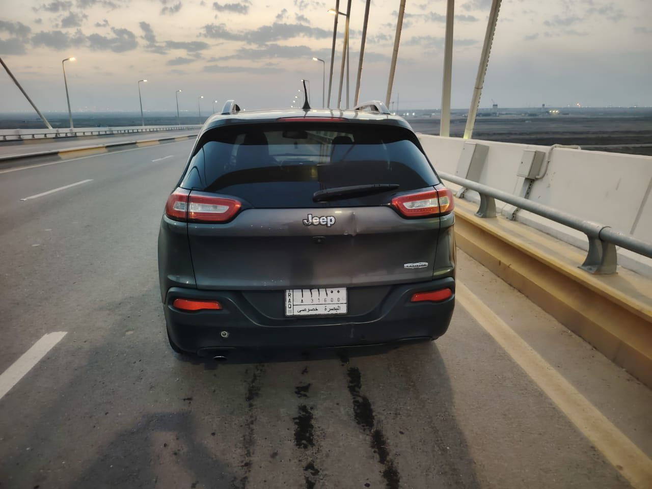 جيب شيروكي (بزون)
#الفنة: لاتيتيود
الموديل :2018
ا#اللون: اسمنتي 
#اللوحة:رقم بصرة تحويل مباشر  سياره  بنت و استخدام شخصي /صدر جديد وحداديه جديده وتايرات جدد 
توجد خدوش بالدعاميه بسيطه 
الحادث : وارد امريكي دعاميه فقط بدون تبديل  موضح بالصور  
‏1C4PJLLB5JD584321 رقم الشاصي
سياره ماشيه بامريكا 50 وبالبصرة 40
السعر 145 ورقه بيها مجال 
المواصفات:-
(1) محرك 4 سلندر2400 
(12 كشنات جلد (اصل)
(3) كاميرا خلفيه 
(4) شاشه كبيره للتحكم في ايعازات السياره
(5) تبريد  وتدفئه قطعتين امامي خلفي
(6) منافذ USB
[7) سستم صوت متكامل مع دمام خلفي
(8) تحكم سترين جهتين
(9) نضام ABS مانع انزلاق
(10) كشنات كهرباء
(11) بدون ايرباك
رقم الاتصال /***********
عنوان السياره//الحيانية شارع السيد
