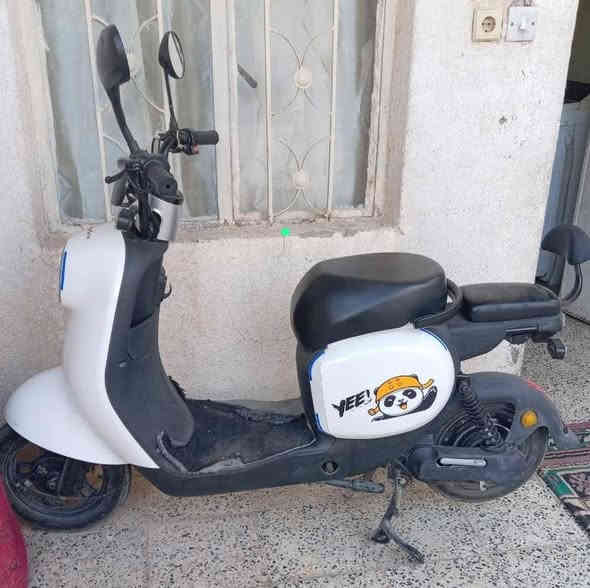 دراجة الكهربائية باندا للبيع  سعر 350 وبيها مجال
مستعمله شهرين فقط

 من نوع Uwinfly U2S.  مواصفاتها 
قوة المحرك: 800 واط. 
السرعة القصوى: حوالي 36 كم/ساعة 
البطارية: 48 فولت 20 أمبير ساعة. 
المدى (المسافة المقطوعة بالشحنة الواحدة): حوالي 50 كم 
الوزن الأقصى للراكب: 100 كجم. 
نظام الفرامل: فرامل طبلية (Drum brake) ( قرصية ميكانيكية). 
الميزات الإضافية: عداد سرعة رقمي بالكامل (Full Digital Speedometer) ونظام مفتاح ذكي (Smart System Key).
مامتواجد ع الفيس راسلني واتس اب 
***********
