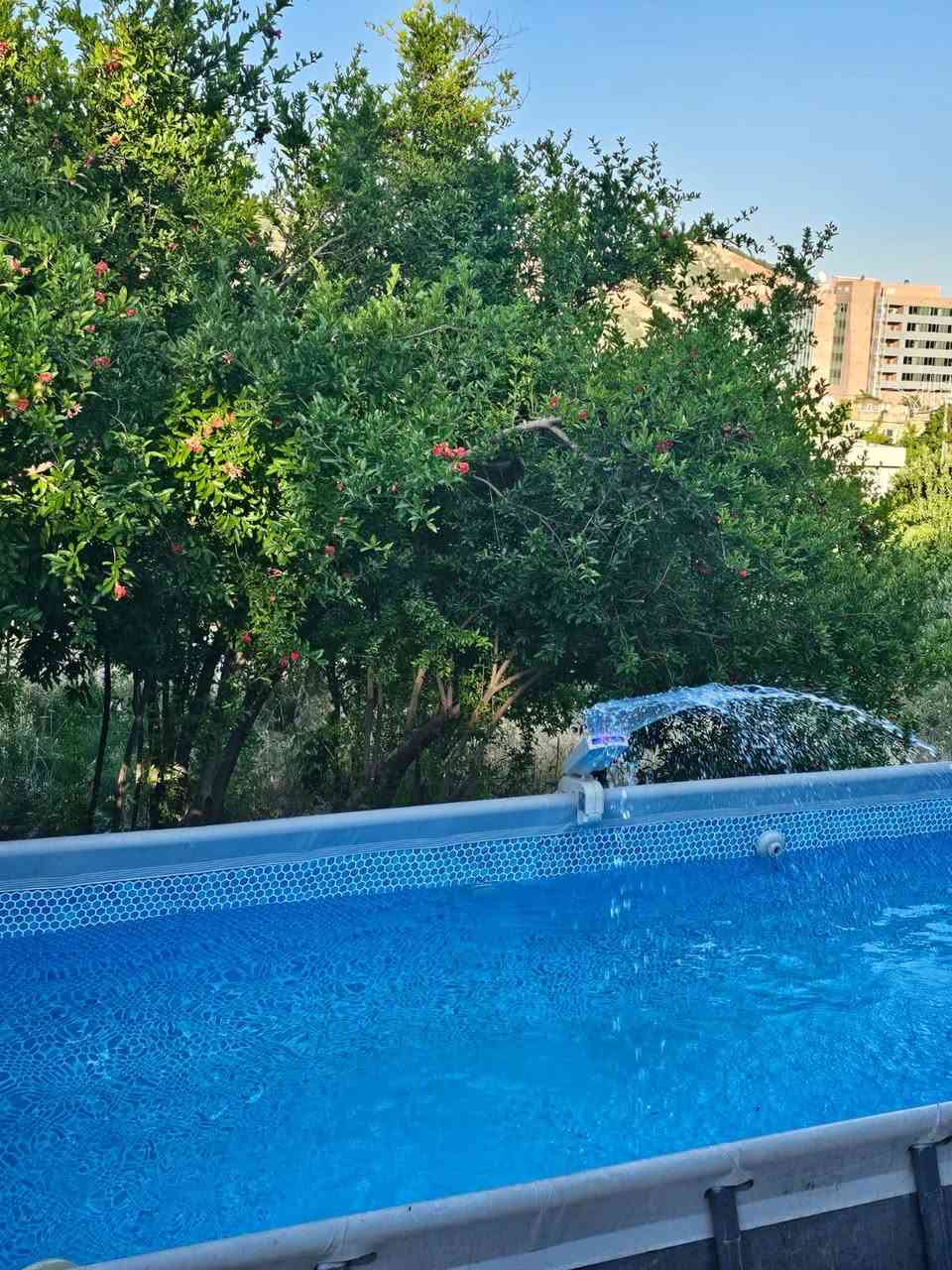 بيت اربع غرف نوم وصاله وحديقه ومطبخ  ومسبح كهرباء 24 ساعه مولد وطني سبالت  انترنيت يبعد عن سوق ثلاث دقايق مشي
للحجز والاستفسار ***********واتس فقط

