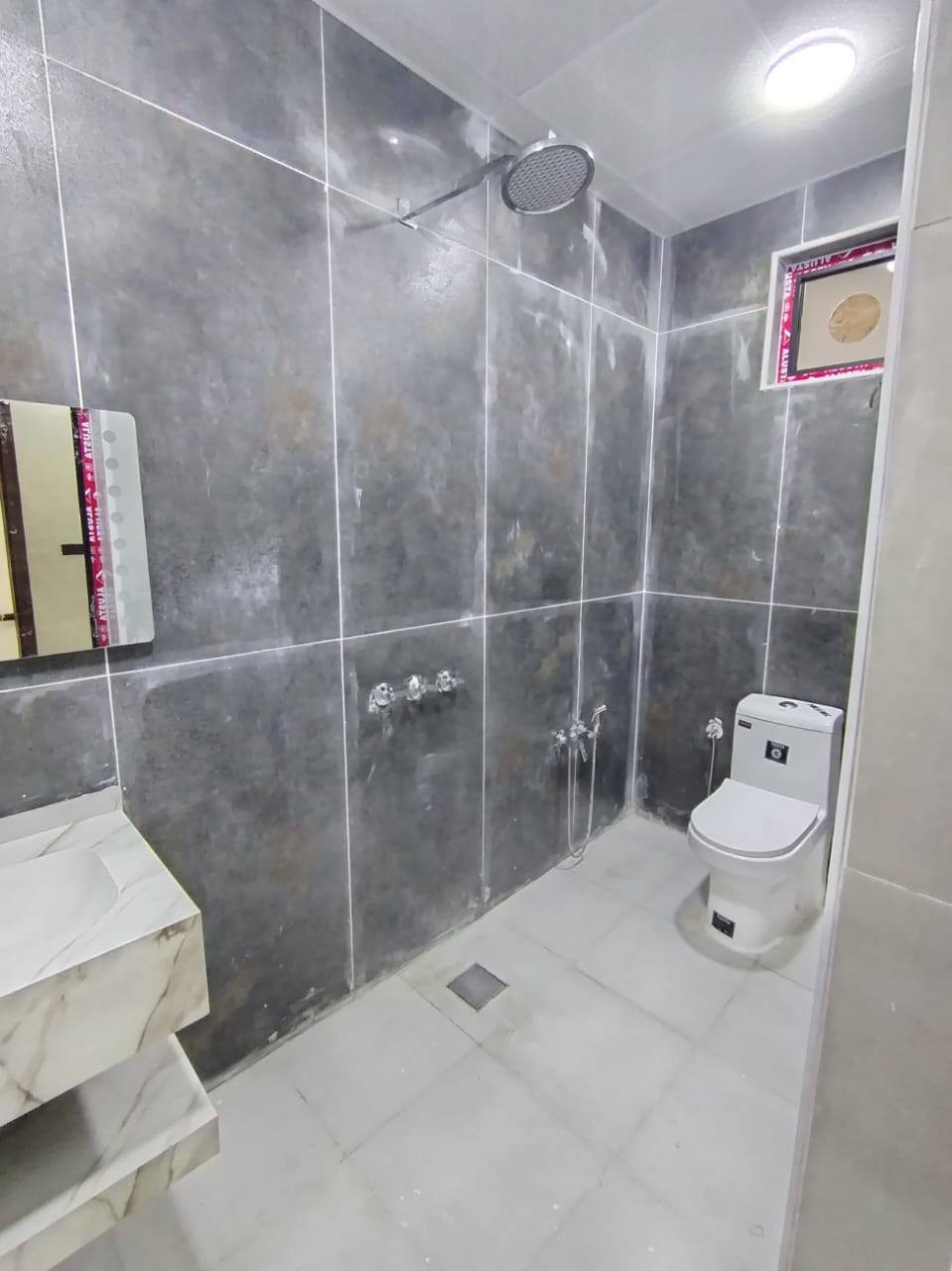 #لدينا_دار_للبيع مساحه 50 متر طابو زراعي سند 25 قرار محكمه البيت يحتوي على2 غرف نوم وصاله وستقبال ومطبخ  العنوان بغداد الدورة مدخل البوعيثه مجمع السلطان الاول 
هاتف ***********
***********
