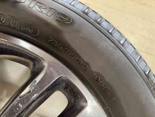 سلام عليكم زوج وياله وتايرات بحاله جيده جدا مال فور ويل حجم 19 نضيفات وعليهن تايرات مشلن قيم بليرضي الله وتعال اخذهن 
*********** بغداد
