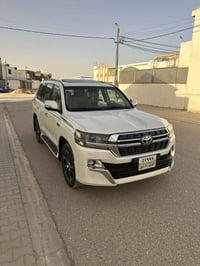 لاندكروز وايت اديشن • ٢٠١٧ • نجف