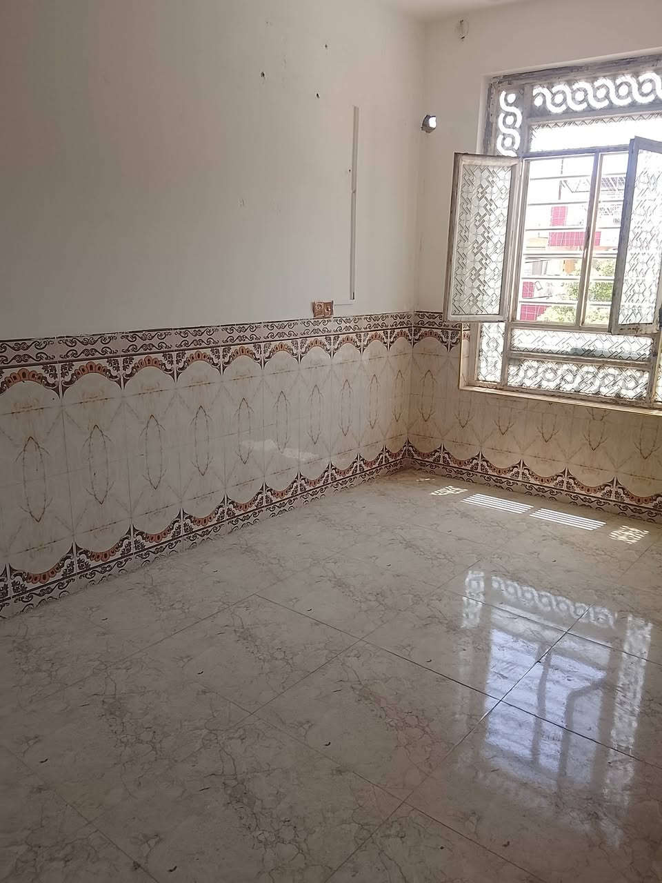 شقه للايجار مع انترنيت وكهرباء وماء الموقع الزهراء شارع المدارس ***********
