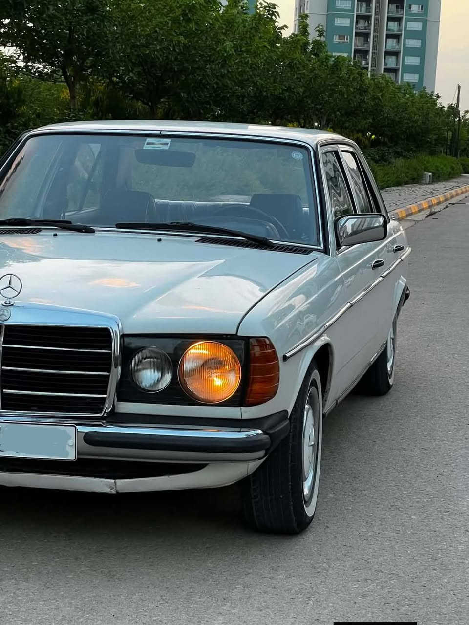 🚨🔥 مارسيدس ١٩٨١… كلاسيك ما تنكسر 🔥🚨
Mercedes-Benz 1981

💥 كلاسيك أصيل – قوة + أناقة زمانية 😈💥
الموديل: ١٩٨١
المحرك: كير بط ٣٠٠٠ 💪
الحالة: نظيفة وجاهزة 🔥

━━━━━━━━━━━━━━━
🔥 الحالة:
بدون زرب أو خياس ✅
تبريد شغل ❄️
سنوية جديدة لنهاية ٢٠٢٩ 📋
خرفة بيلادية 🏠

━━━━━━━━━━━━━━━
🚀 المواصفات:
محرك كير بط ٣٠٠٠ 🔧
تبريد ممتاز ❄️
سنوية سارية ✅
كلاسيك أصيل ما يجي منه 😈

━━━━━━━━━━━━━━━
🔥 سيارة كلاسيك + شكل ما مثله
🔥 جاهزة بدون صرف

━━━━━━━━━━━━━━━
💰 السعر؟

اكتب (مارسيدس) بالكومنت 📩
ويصلك السعر مباشرة على الخاص 🔥

━━━━━━━━━━━━━━━
🚨 عندك سيارة للبيع؟ 🚗
أرسل الصور والتفاصيل، وسنقوم بعرضها على صفحتنا مجاناً 🔥

━━━━━━━━━━━━━━━
📞 ***********
